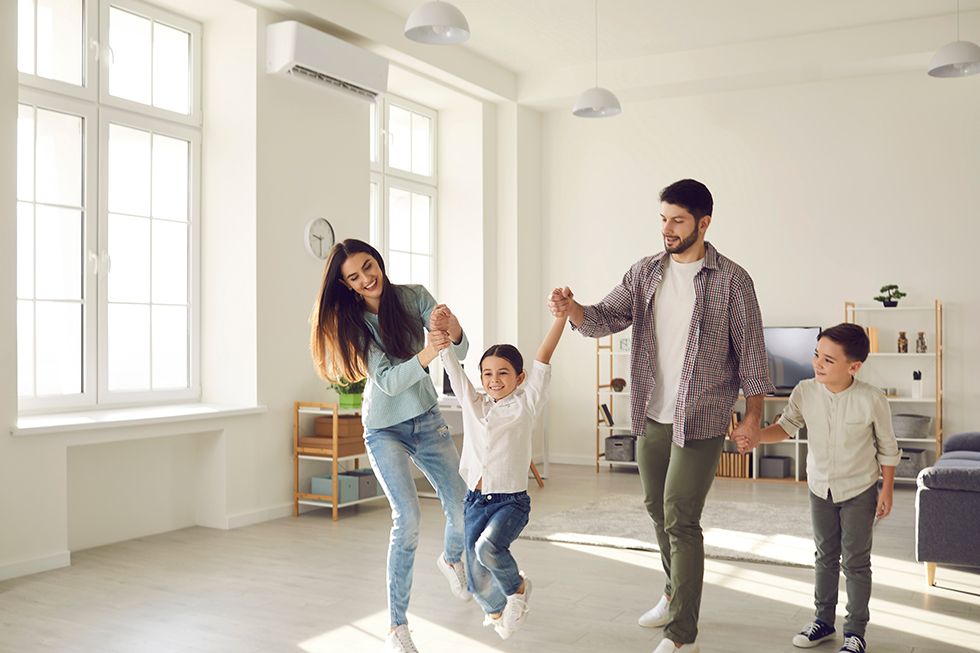 Famille heureuse qui vit confortablement tout en faisant des économies